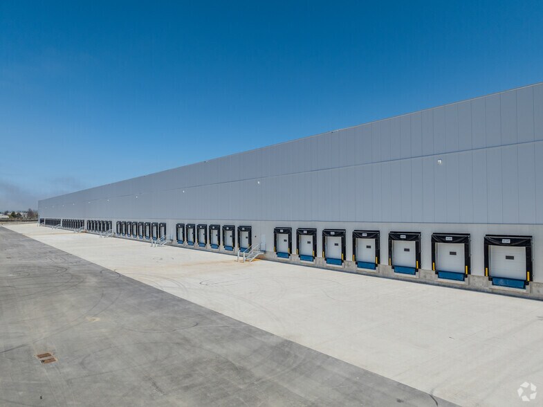 More Photos Of 587 Avonhead Rd, Mississauga Warehouse For Lease