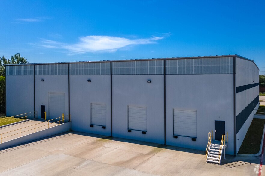 More Photos Of 1133 E Airtex Dr, Houston Distribution For Lease