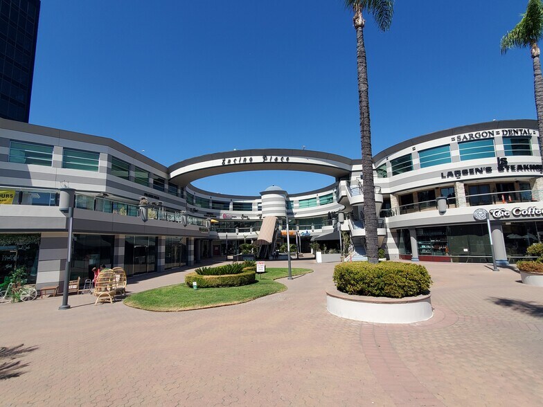 More Photos Of 16101 Ventura Blvd, Encino General Retail For Lease