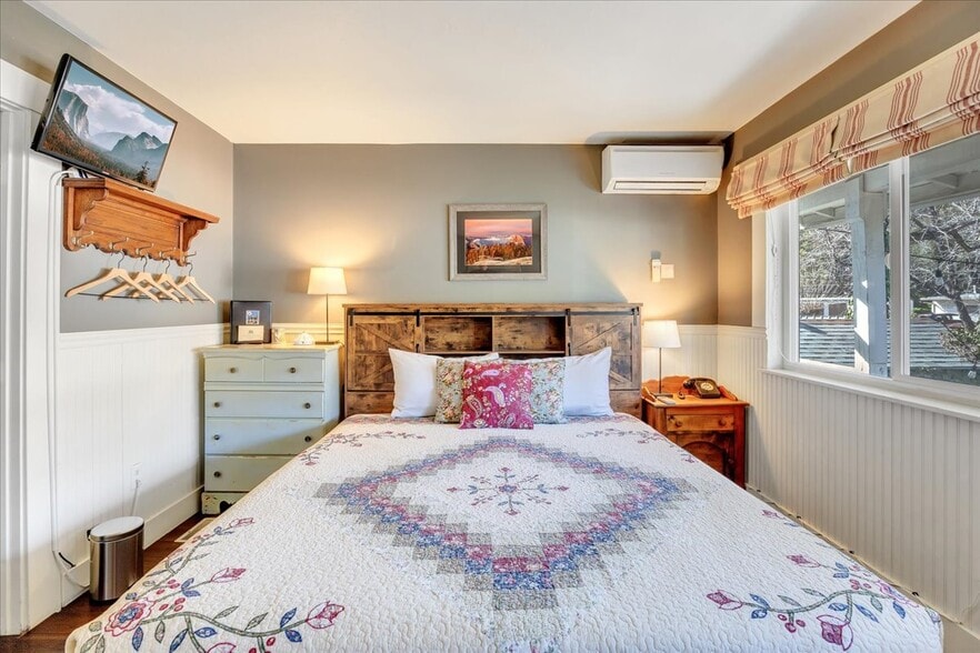 More Photos Of 18736 Main St, Groveland Hotel For Sale
