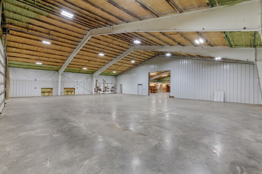 More Photos Of 275 Industrial Park Ave, Spirit Lake Warehouse For Lease