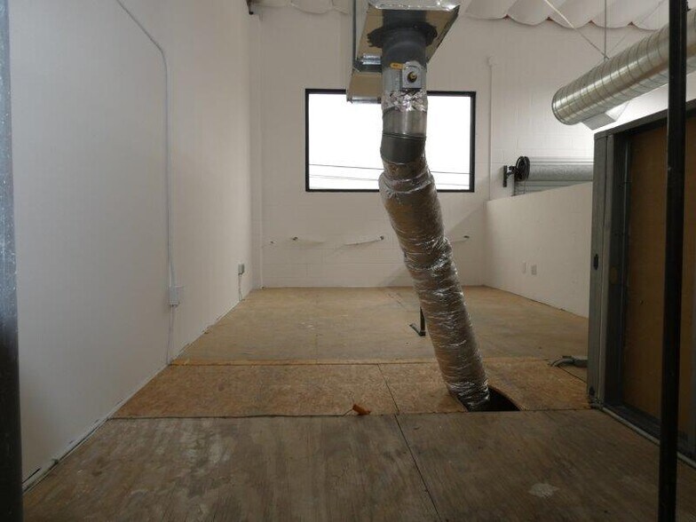 More Photos Of 787 W Woodbury Rd, Altadena Warehouse For Lease
