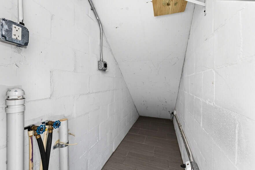 More Photos Of 3062 Beach Blvd S, Gulfport General Retail For Sale