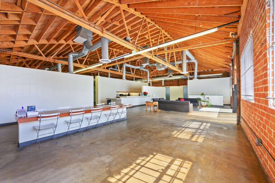 More Photos Of 2201 S Carmelina Ave, Los Angeles Loft Creative Space For Lease