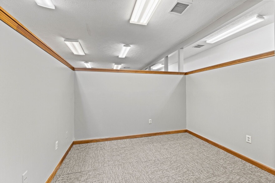 More Photos Of 1542 E Greyhound Pass, Carmel Medical For Lease