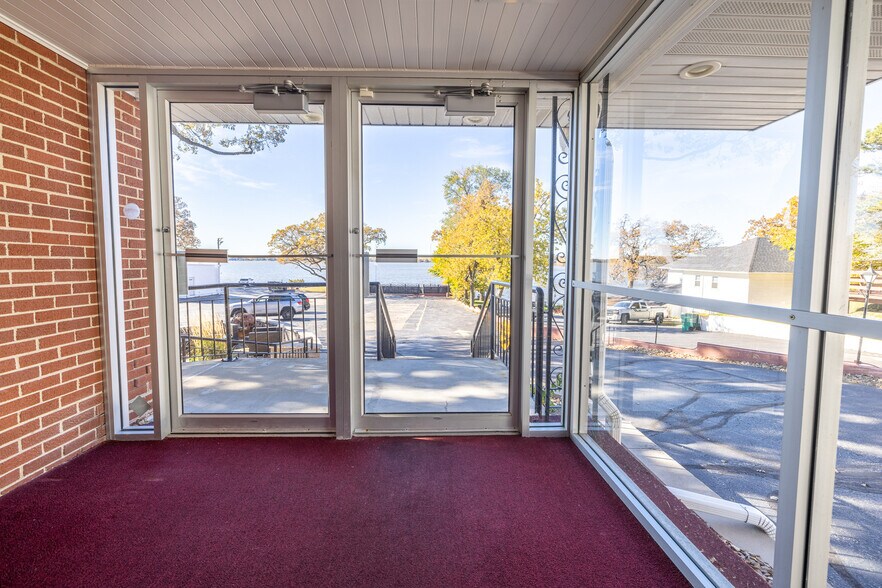 More Photos Of 12 N Pistakee Lake Rd, Fox Lake Freestanding For Lease