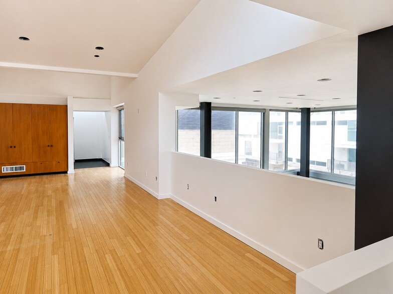 More Photos Of 701 Ocean Front Walk, Venice Unknown For Lease