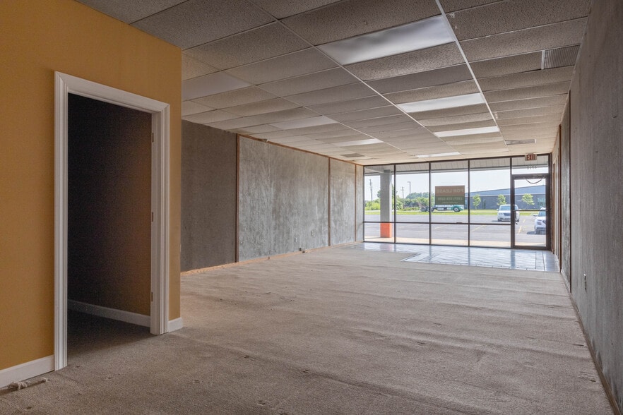 More Photos Of 4702-4740 Century Plaza Rd, Indianapolis Unknown For Lease