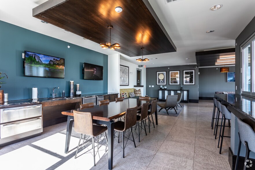 More Photos Of 305 W Commerce St, Dallas Apartments For Lease