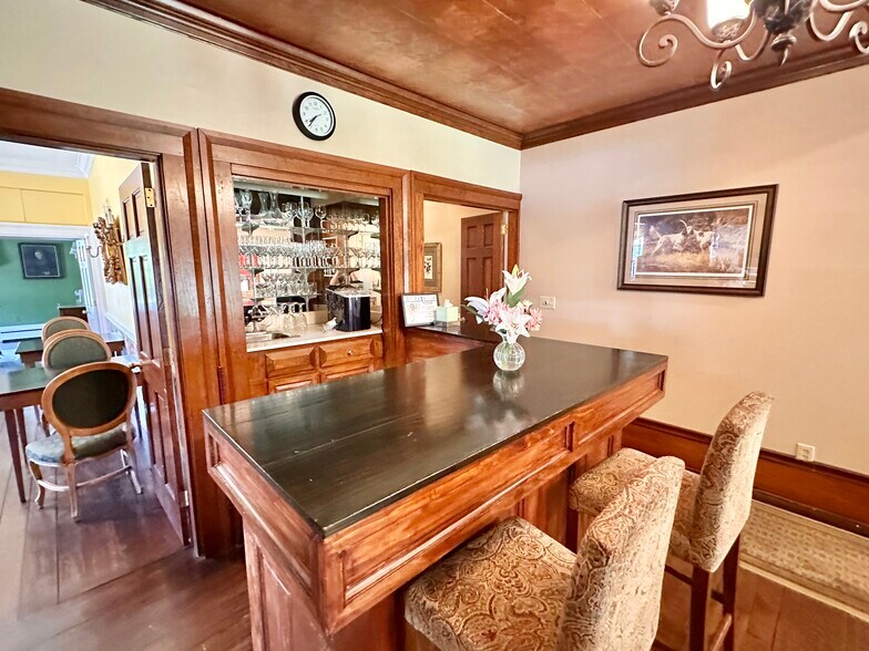 More Photos Of 615 College St, Clinton Hotel For Sale