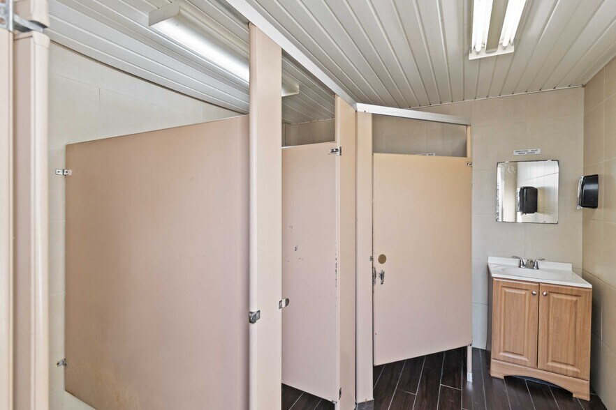 More Photos Of 362 W Dearborn St, Englewood Storefront For Sale