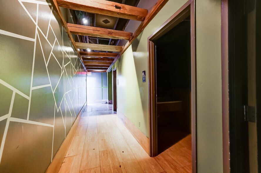 More Photos Of 491 Park St, Columbus Bar For Lease