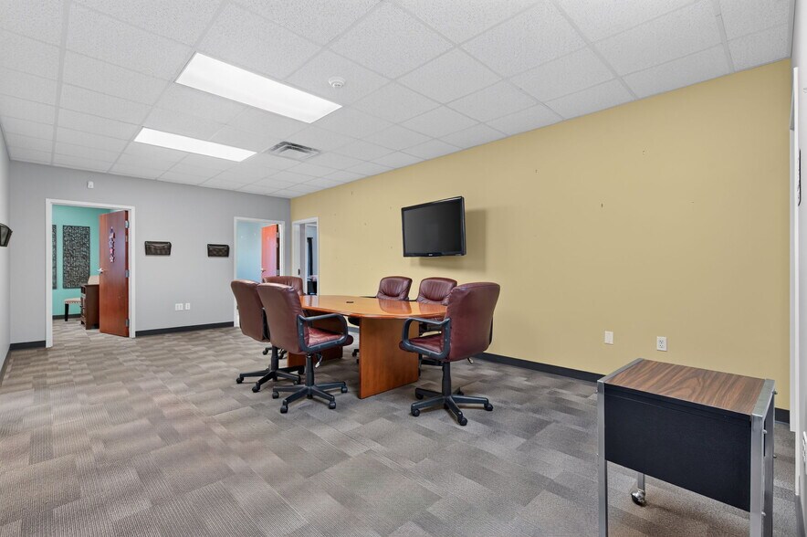 More Photos Of 1567 W Diane St, Ozark Office For Sale