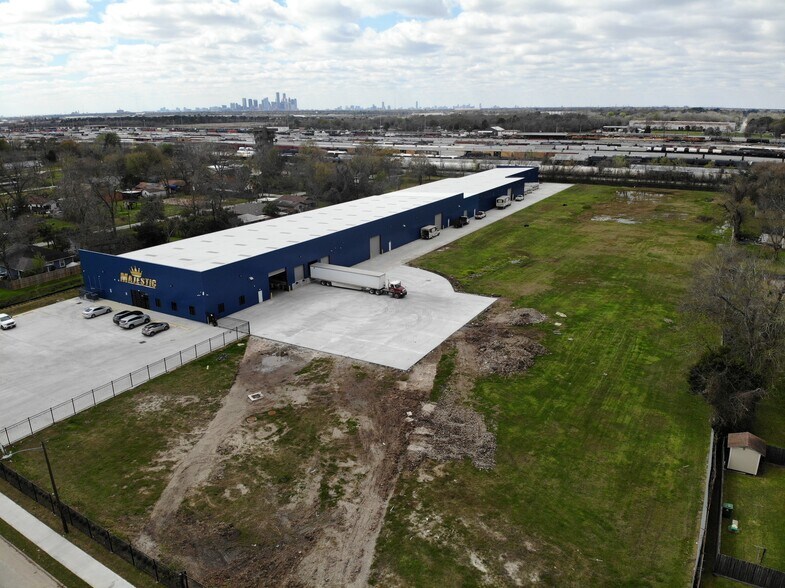 More Photos Of 6511 N Wayside Dr, Houston Warehouse For Sale