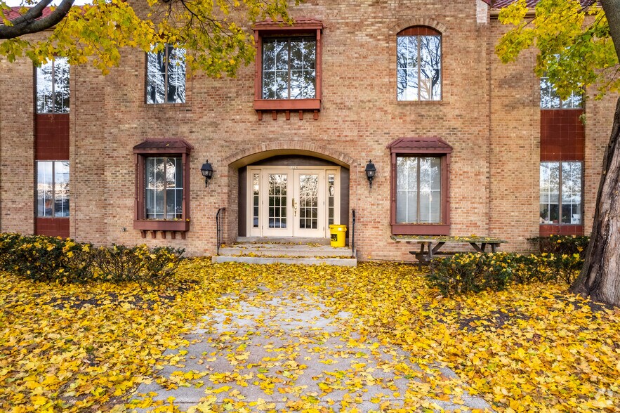 More Photos Of 5205 N Ironwood Ln, Milwaukee Unknown For Lease