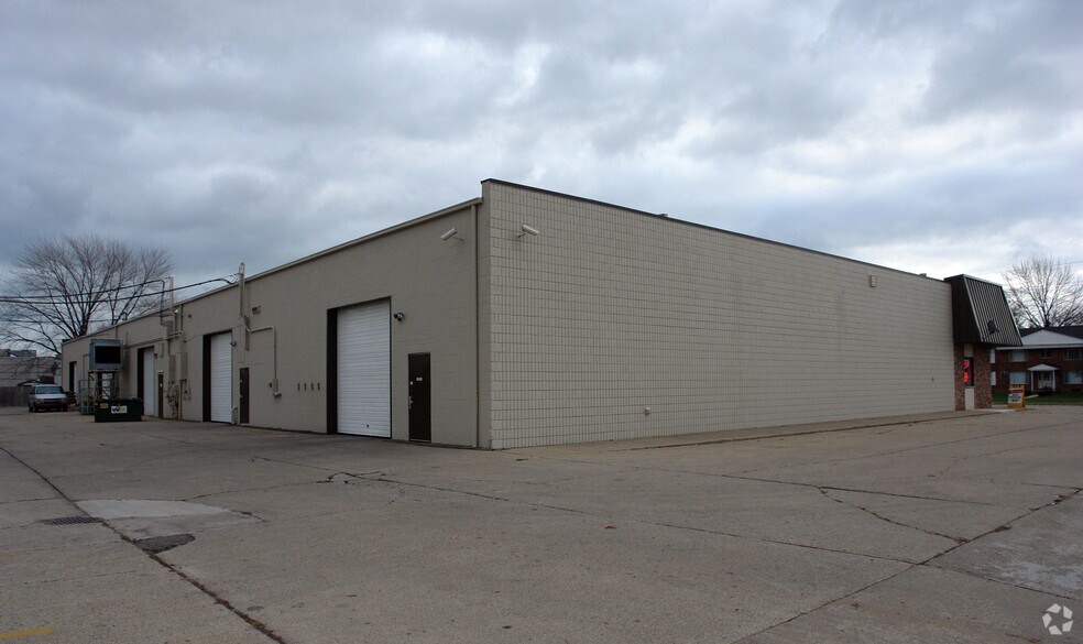 More Photos Of 18711-18739 E 14 Mile Rd, Clinton Township Manufacturing For Lease
