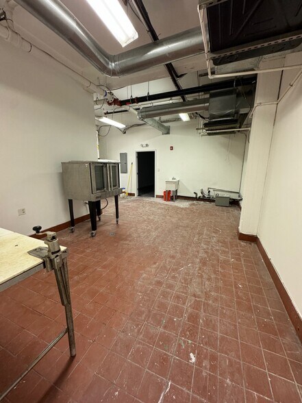 More Photos Of 1600 W Hunting Park Ave, Philadelphia Warehouse For Lease