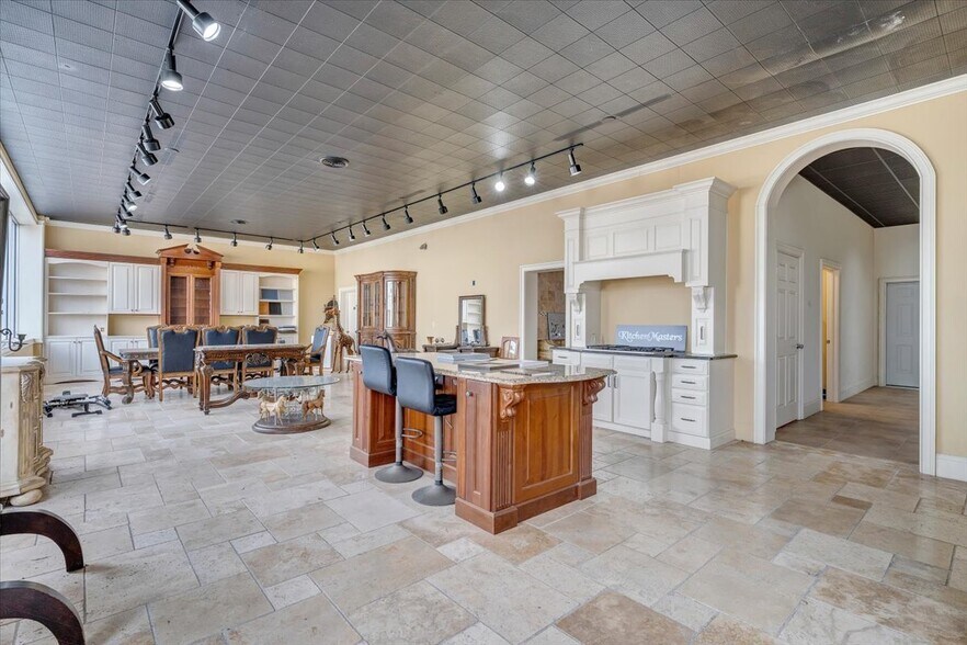 More Photos Of 2214-2216 Patterson Ave, Roanoke Showroom For Sale