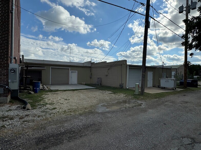 More Photos Of 204 W 6th St, Newton Office For Sale