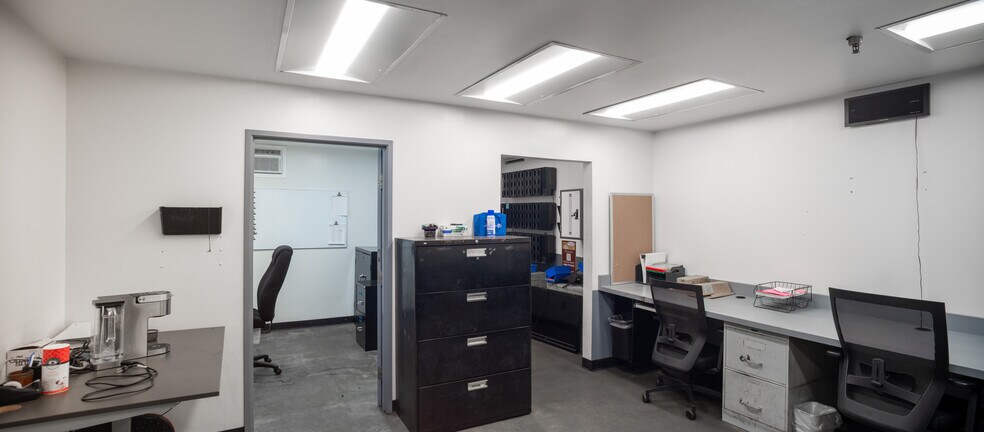 More Photos Of 10690 Santa Monica Blvd, Los Angeles Warehouse For Lease