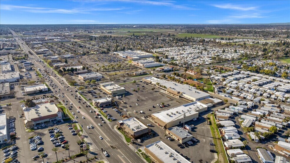 More Photos Of 147 W Shaw Ave, Clovis General Retail For Sale