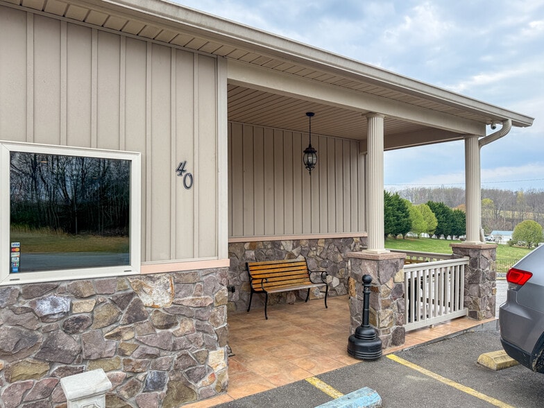 More Photos Of 40 Sallys Ridge Rd, Henry Restaurant For Sale