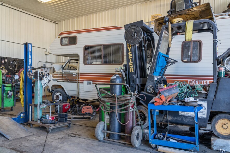 More Photos Of 81 Barstow St, Carseland Auto Repair For Sale