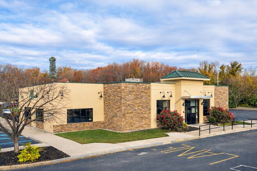 Primary Photo Of 425 Stanton Christiana Rd, Newark Restaurant For Lease