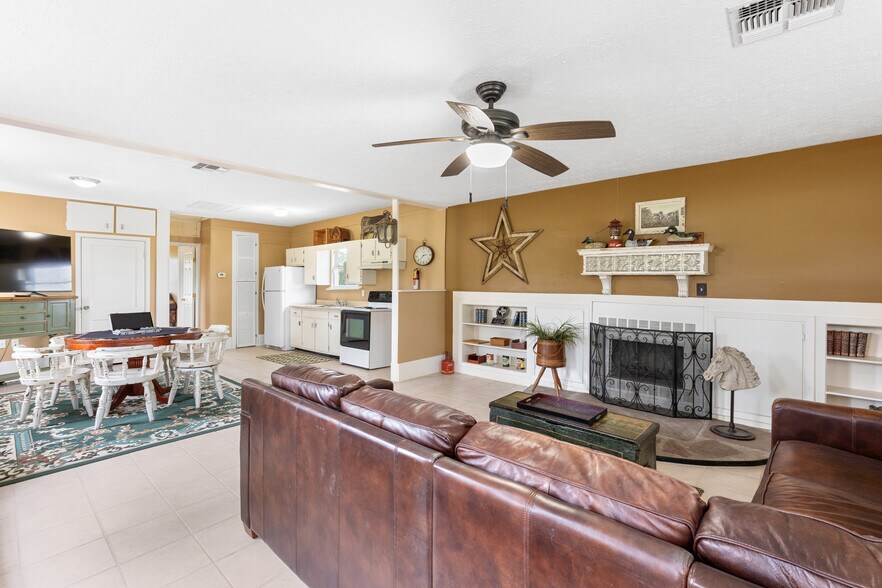 More Photos Of 53447 Highway 290, Hempstead Specialty For Sale