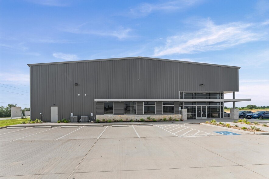 More Photos Of 30011 Binford Park Rd, Waller Warehouse For Lease