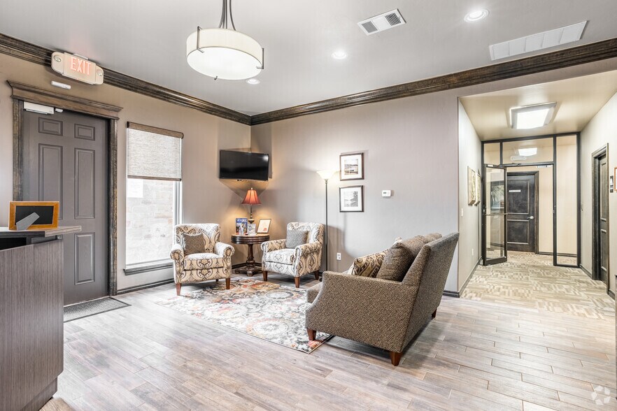 More Photos Of 9400 S I-35 Service Rd, Moore Office For Sale