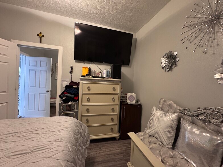 More Photos Of 1221 Overland Ave, Burley Storefront For Sale