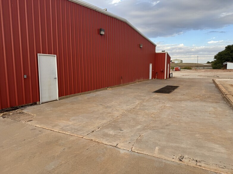 More Photos Of 110 W Twelfth St, Ringwood Warehouse For Sale