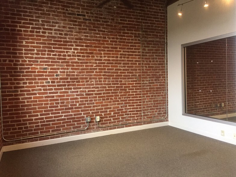 More Photos Of 1553-1557 Madison Ave, Memphis Storefront Retail Office For Sale