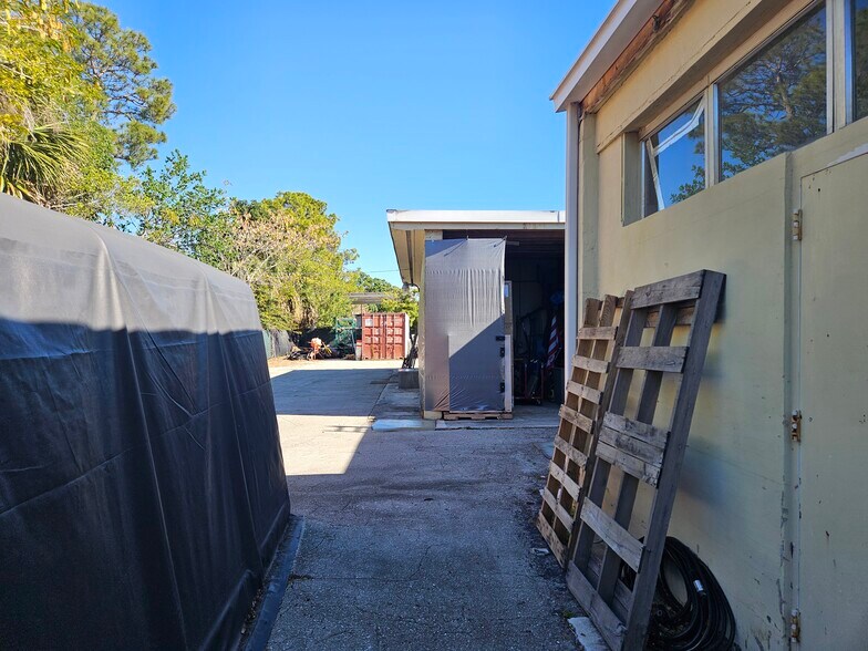 More Photos Of 27900 Industrial St, Bonita Springs Warehouse For Sale