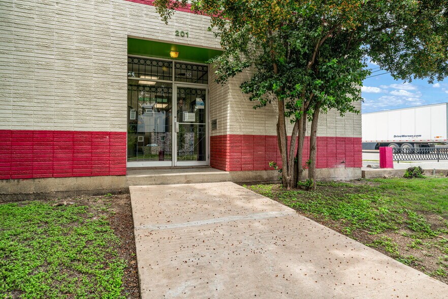 More Photos Of 201 W Poplar St, San Antonio Medical For Sale