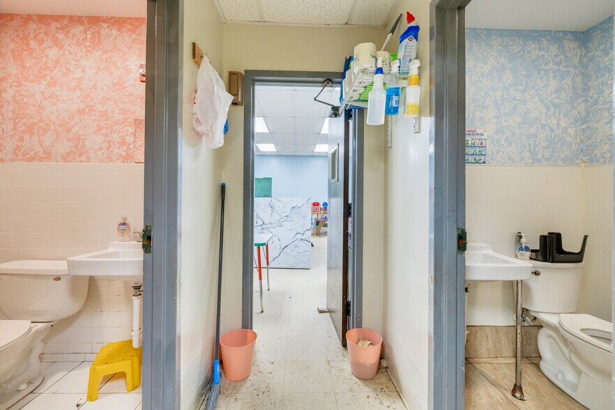 More Photos Of 3170 N McMullen Booth Rd, Clearwater Schools For Lease