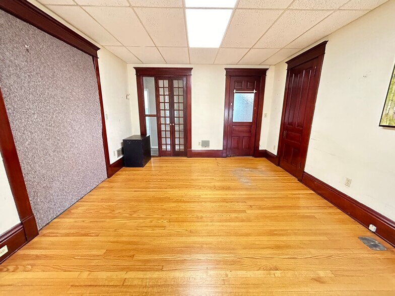 More Photos Of 300 4th St, Elyria Office Residential For Lease