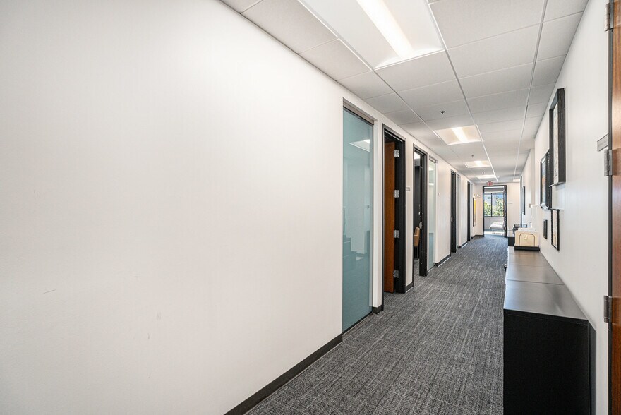 More Photos Of 3384 Peachtree Rd NE, Atlanta Loft Creative Space For Lease