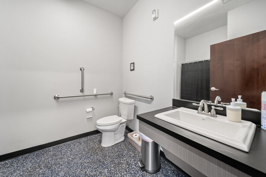More Photos Of 210 SE 34th St, Bentonville Office For Sale