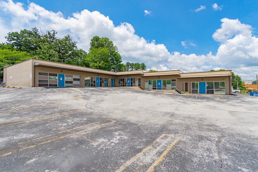 Primary Photo Of 1401 Applewood Dr, Dalton Medical For Lease
