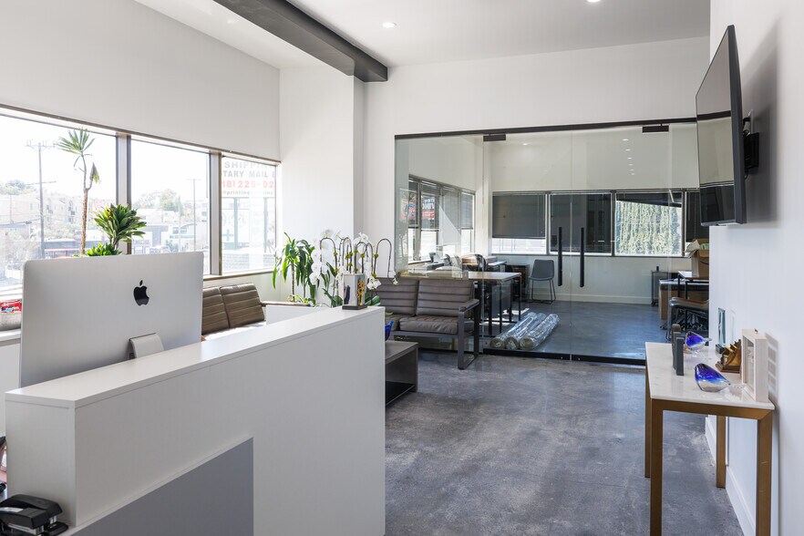 More Photos Of 22801 Ventura Blvd, Woodland Hills Office For Lease