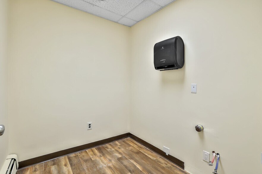 More Photos Of 171 Ramapo Rd, Garnerville Office For Lease