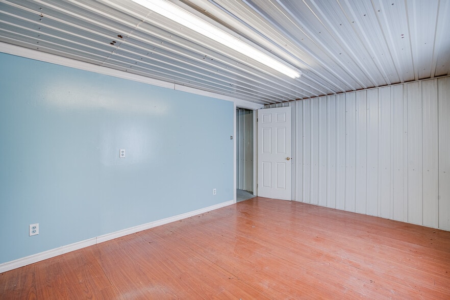 More Photos Of 19 Terry Fox Dr, Vankleek Hill Manufacturing For Sale