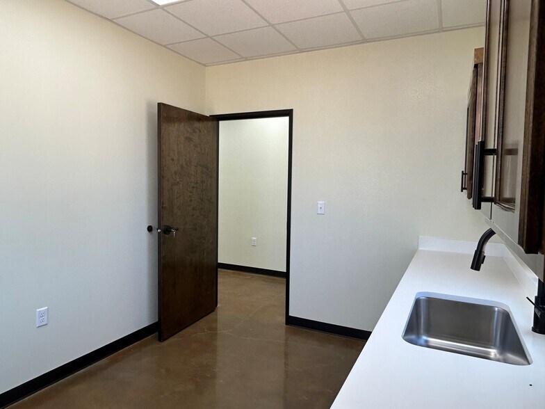 More Photos Of 2212 Saw Gin Road, Pecos Showroom For Lease