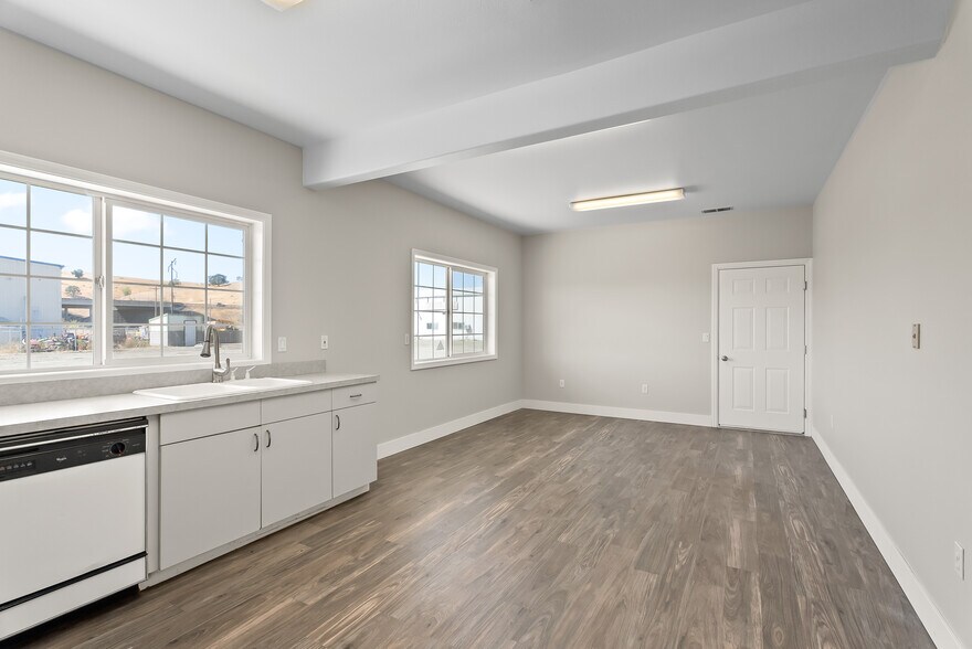 More Photos Of 180 Weyerhaeuser Dr N, Roseburg Warehouse For Sale