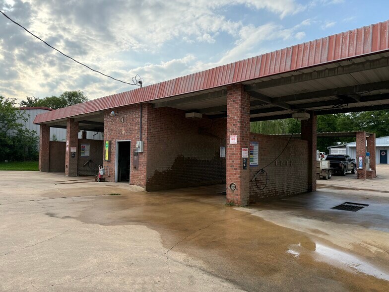 More Photos Of 931 E Dallas Ave, Cooper Self Storage For Sale