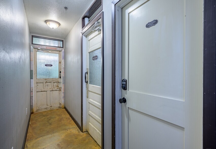 More Photos Of 523 Walnut St, Columbus Storefront Retail Office For Sale