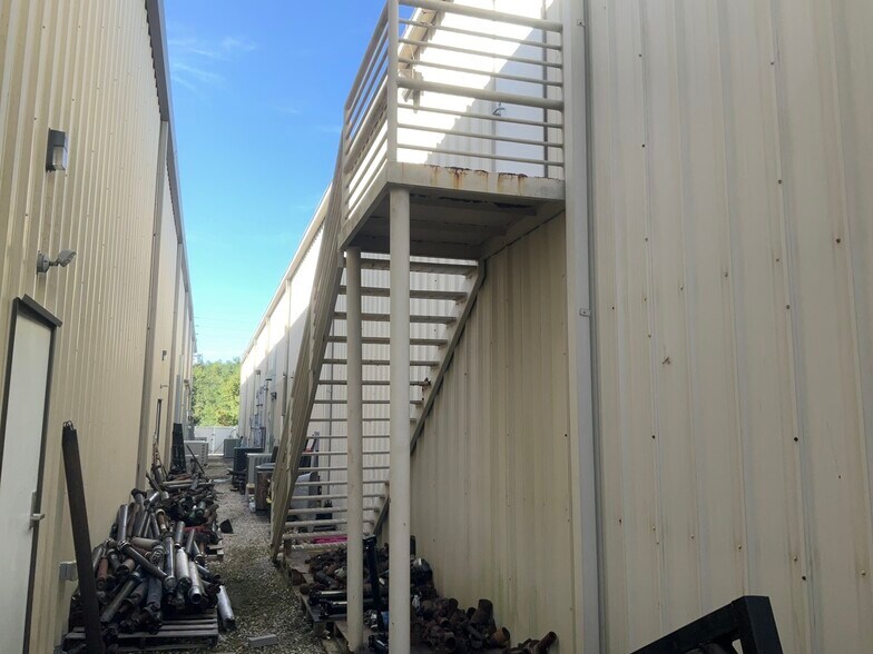 More Photos Of 11607 Prospect Dr, Odessa Manufacturing For Sale