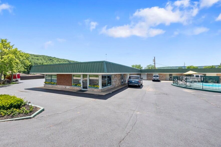 More Photos Of 310 S McCune St, Pilot Knob Hotel For Sale
